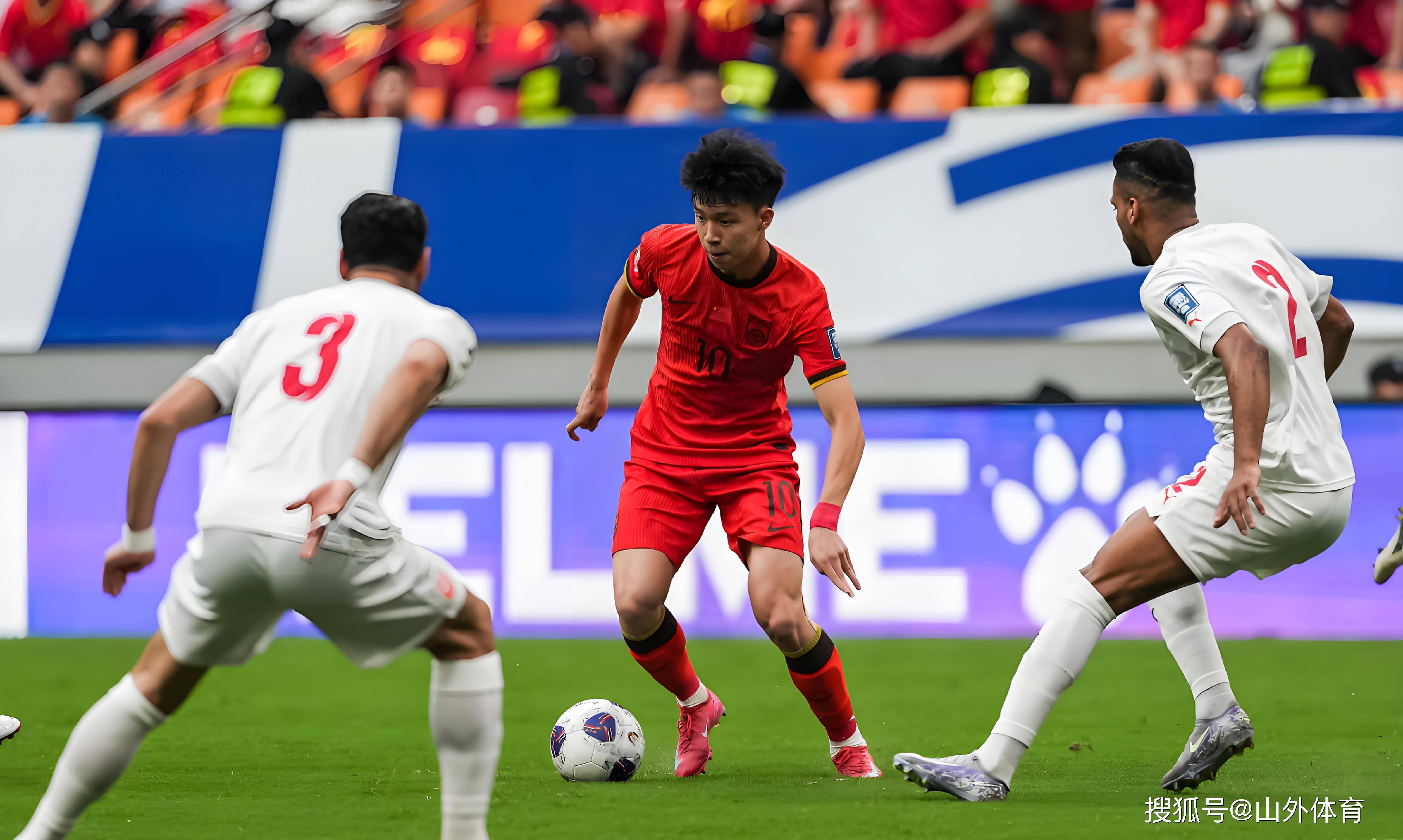 关于足球官方发布赛后数据，表现引争议的信息